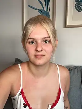 Snapshot of Allylove03 chatting on 10/25/25, 05:17 Allylove03 online show from 10/25/25, 05:17