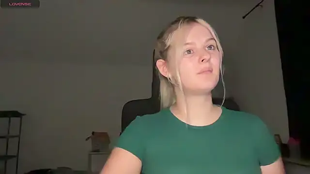 Snapshot of Allylove03 chatting on 09/19/25, 06:12 Allylove03 online show from 09/19/25, 06:12