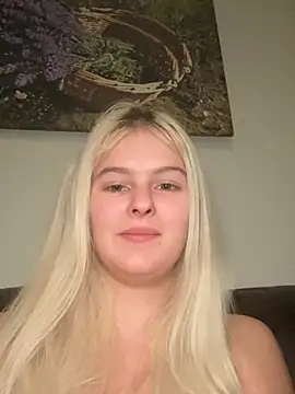 Snapshot of Allylove03 chatting on 02/11/25, 06:44 Allylove03 online show from 02/11/25, 06:44