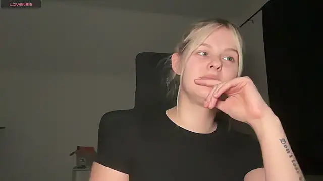 Snapshot of Allylove03 chatting on 09/24/25, 05:19 Allylove03 online show from 09/24/25, 05:19