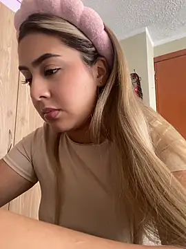 Snapshot of Miabonnett_ chatting on 06/19/26, 03:40 Miabonnett online show from 06/19/26, 03:40