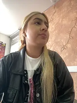 Miabonnett  online show from 10/28/25, 12:15