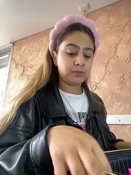 Miabonnett  online show from 10/10/25, 12:06