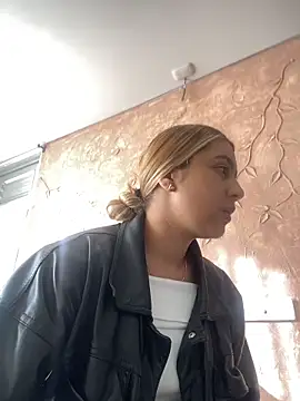 Miabonnett  online show from 11/26/25, 12:16