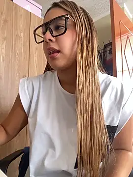 Snapshot of Miabonnett_ chatting on 06/10/26, 03:24 Miabonnett online show from 06/10/26, 03:24