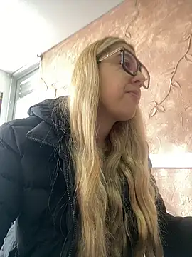 Miabonnett  online show from 11/04/25, 12:09