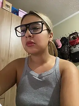 Snapshot of Miabonnett_ chatting on 05/31/26, 01:22 Miabonnett online show from 05/31/26, 01:22