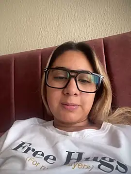 Snapshot of Miabonnett_ chatting on 03/03/26, 12:01 Miabonnett online show from 03/03/26, 12:01