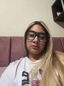 Snapshot of Miabonnett_ chatting on 05/15/26, 01:14 Miabonnett online show from 05/15/26, 01:14