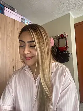 Snapshot of Miabonnett_ chatting on 07/14/26, 05:08 Miabonnett online show from 07/14/26, 05:08