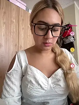 Snapshot of Miabonnett_ chatting on 05/08/26, 03:05 Miabonnett online show from 05/08/26, 03:05