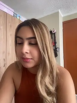 Snapshot of Miabonnett_ chatting on 07/07/26, 03:26 Miabonnett online show from 07/07/26, 03:26
