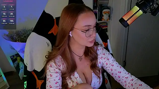 Snapshot of Emili1- chatting on 10/20/25, 01:33 Emili1- online show from 10/20/25, 01:33