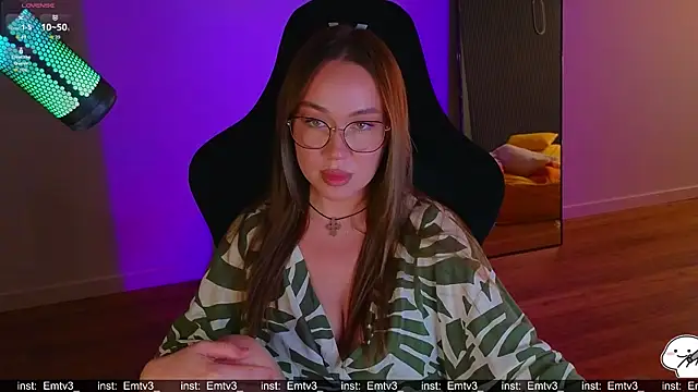Emili1- online show from 08/04/26, 10:53