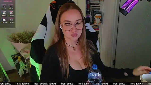 Emili1- online show from 11/21/25, 08:46