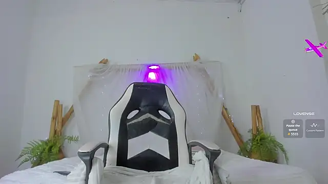 Snapshot of _RedMoon chatting on 12/21/25, 05:47 RedMoon online show from 12/21/25, 05:47