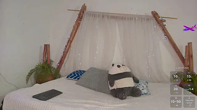 Snapshot of _RedMoon chatting on 02/20/26, 09:28 RedMoon online show from 02/20/26, 09:28