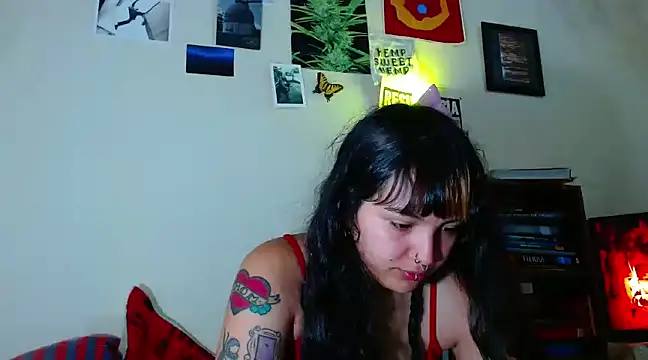 Snapshot of sweetiee_mary chatting on 02/14/25, 04:41 sweetiee mary online show from 02/14/25, 04:41