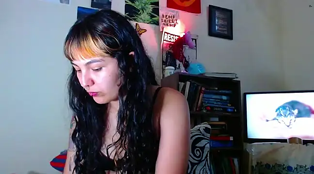 Snapshot of sweetiee_mary chatting on 02/18/25, 05:09 sweetiee mary online show from 02/18/25, 05:09