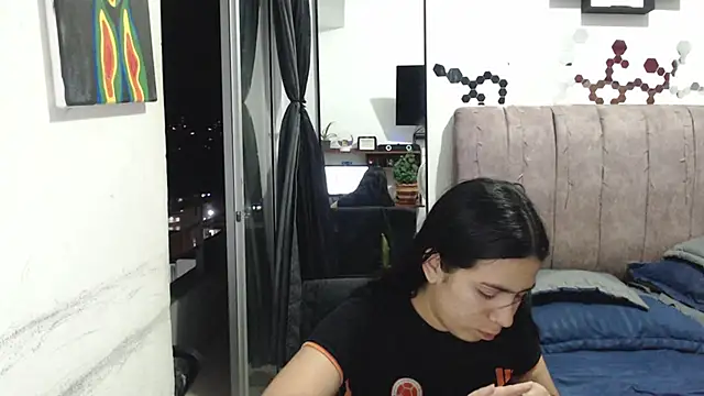 Snapshot of Liza_Thurner chatting on 01/05/25, 12:31 Liza Thurner online show from 01/05/25, 12:31