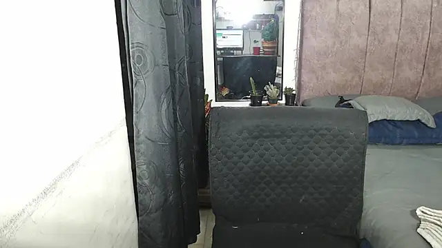 Snapshot of Liza_Thurner chatting on 12/19/24, 12:13 Liza Thurner online show from 12/19/24, 12:13