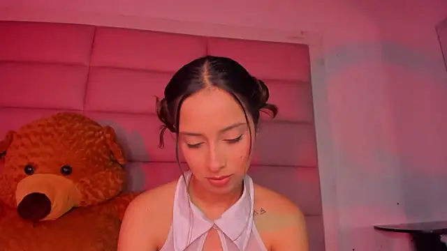 Snapshot of little-Emma chatting on 11/12/25, 11:08 little-Emma online show from 11/12/25, 11:08