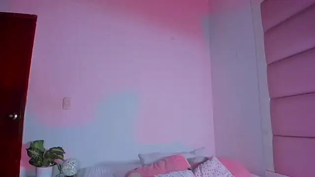 Snapshot of little-Emma chatting on 10/02/25, 03:10 little-Emma online show from 10/02/25, 03:10