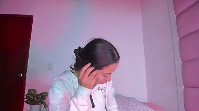 Snapshot of little-Emma chatting on 10/01/25, 03:11 little-Emma online show from 10/01/25, 03:11