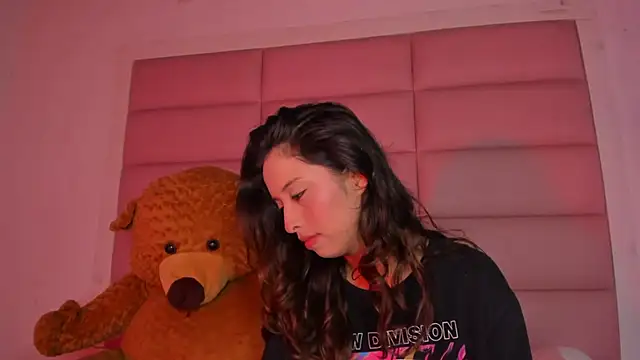 Snapshot of little-Emma chatting on 11/07/25, 11:41 little-Emma online show from 11/07/25, 11:41