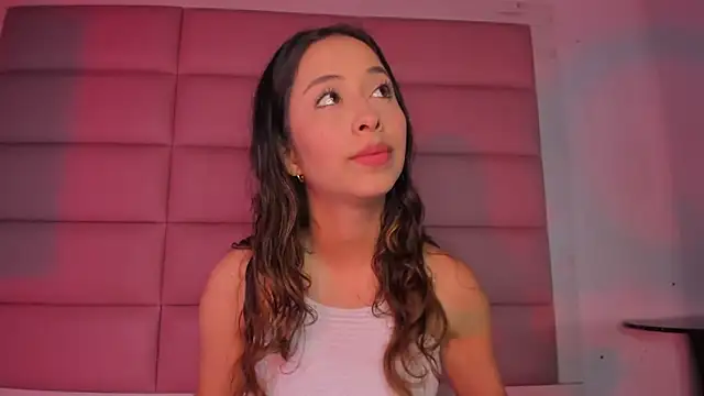 Snapshot of little-Emma chatting on 11/15/25, 11:20 little-Emma online show from 11/15/25, 11:20