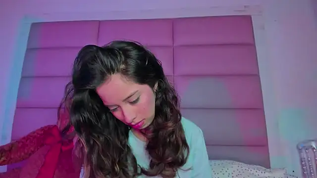 little-Emma online show from 12/22/25, 03:28