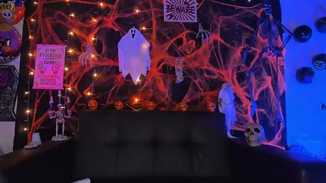 Snapshot of little-Emma chatting on 10/31/25, 11:51 little-Emma online show from 10/31/25, 11:51