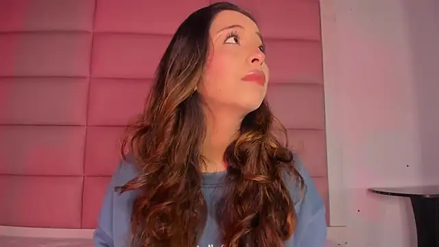 Snapshot of little-Emma chatting on 11/23/25, 03:05 little-Emma online show from 11/23/25, 03:05