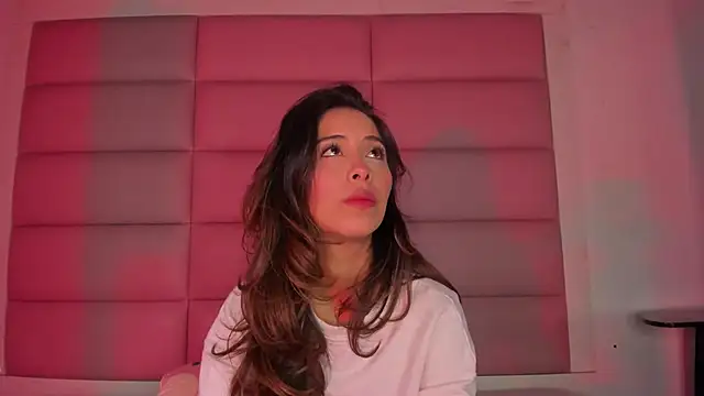 Snapshot of little-Emma chatting on 11/30/25, 03:07 little-Emma online show from 11/30/25, 03:07