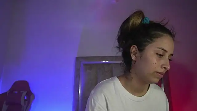 Snapshot of little-Emma chatting on 07/01/26, 11:27 little-Emma online show from 07/01/26, 11:27