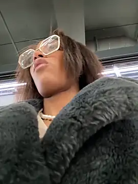 Snapshot of Black_Dolll chatting on 11/24/25, 05:02 Black Dolll online show from 11/24/25, 05:02