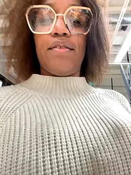 Snapshot of Black_Dolll chatting on 11/04/25, 04:44 Black Dolll online show from 11/04/25, 04:44