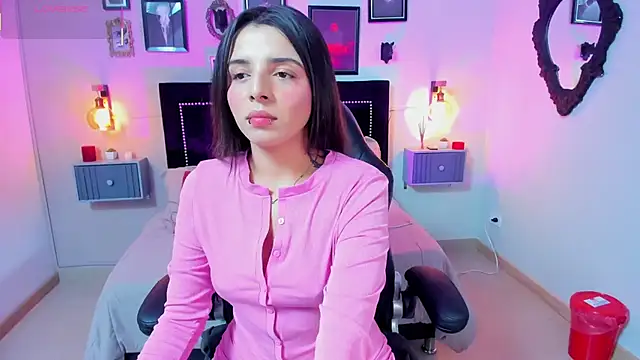 Snapshot of Charlotte__Benett chatting on 12/23/25, 03:39 Charlotte Benett online show from 12/23/25, 03:39