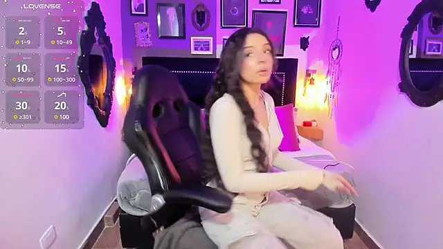 Snapshot of Charlotte__Benett chatting on 03/20/25, 04:18 Charlotte Benett online show from 03/20/25, 04:18