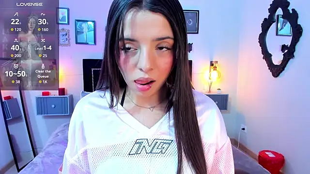 Charlotte  Benett online show from 04/12/26, 05:33