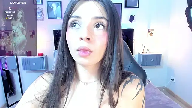 Charlotte  Benett online show from 03/29/26, 06:59