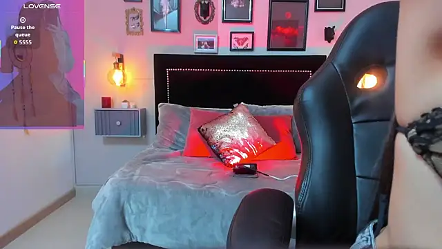 Snapshot of Charlotte__Benett chatting on 10/14/25, 06:03 Charlotte Benett online show from 10/14/25, 06:03