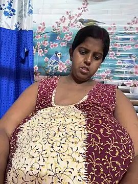 Snapshot of Beauty-queen chatting on 04/18/26, 02:52 Beauty-queen online show from 04/18/26, 02:52