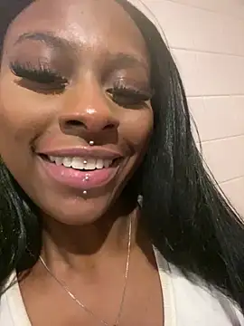 Snapshot of ebonysnow225 chatting on 12/17/25, 06:51 ebonysnow225 online show from 12/17/25, 06:51