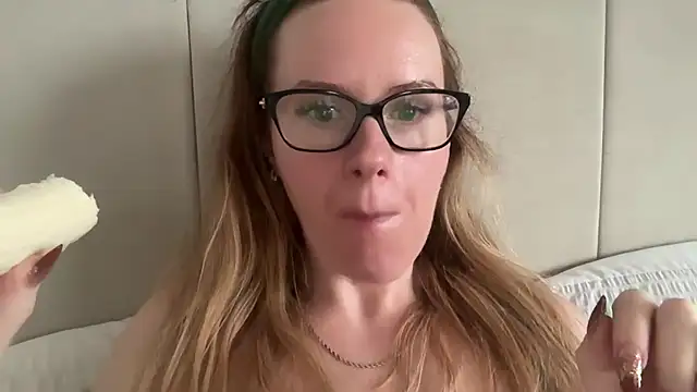 redheadrosie69 online show from 11/23/25, 12:26