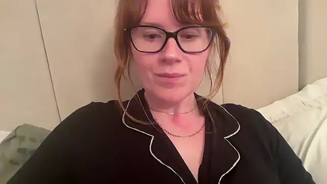redheadrosie69 online show from 10/28/25, 07:35