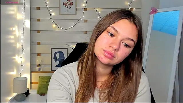 Josephine Kiss online show from 10/04/25, 12:50