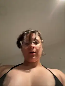 Snapshot of livgomez chatting on 01/07/25, 12:24 livgomez online show from 01/07/25, 12:24