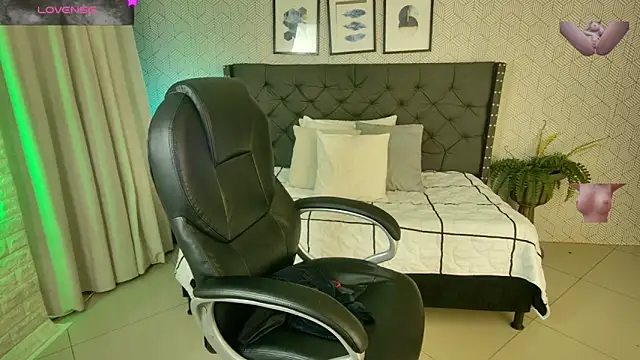 Snapshot of sussy__stone chatting on 12/23/24, 12:41 sussy stone online show from 12/23/24, 12:41