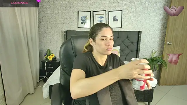 Snapshot of sussy__stone chatting on 12/27/24, 12:34 sussy stone online show from 12/27/24, 12:34